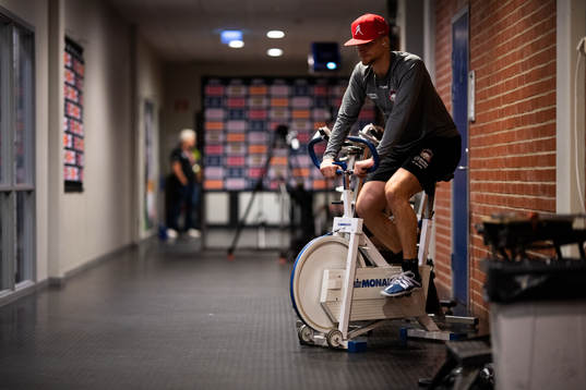 Malmö Redhawks Max Görtz värmer upp