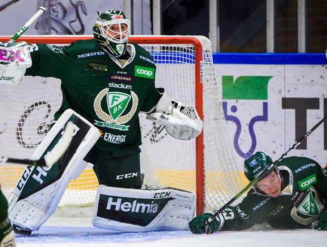 Färjestads målvakt Markus Svensson och Victor Sandberg