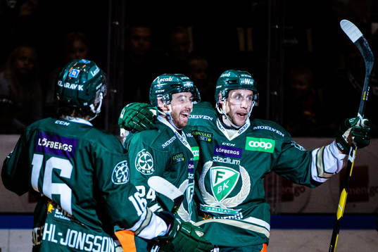 Färjestads Jonathon Blum och Per Åslund jublar