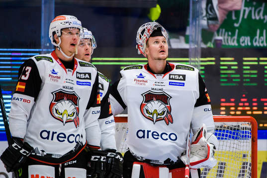 Malmö Redhawks målvakt Lars Volden tittar på jumbotronen