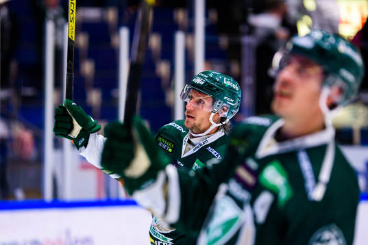 Färjestads Jesper Olofsson jublar och tackar publiken