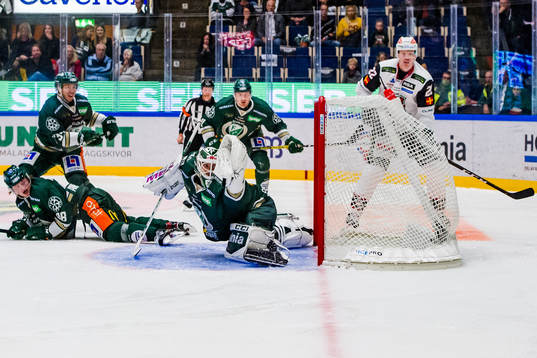 Färjestads målvakt Markus Svensson ser på när en puck