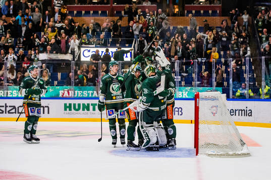 Färjestads spelare jublar och tackar målvakt Markus