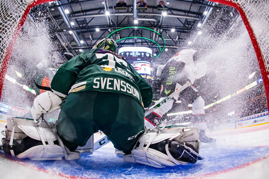 Färjestads målvakt Markus Svensson och snösprut