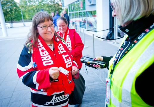 En Örebrosupporter visar sin biljett