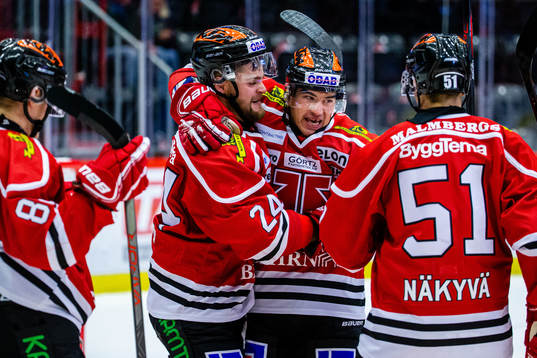 Örebros Aaron Irving jublar med Shane Harper