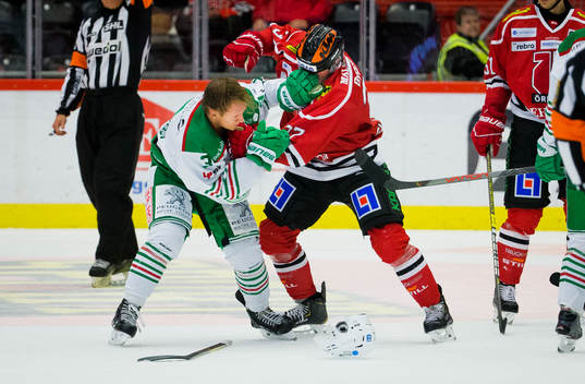 Rögles Daniel Bertov och Örebros Glenn Gustafsson slåss