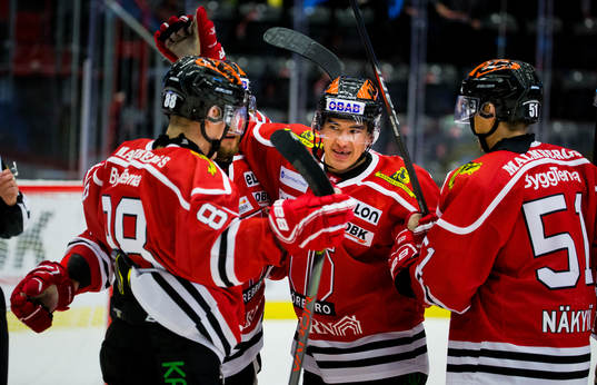 Örebros Shane Harper jublar med Aaron Irving vid 2-1 målet