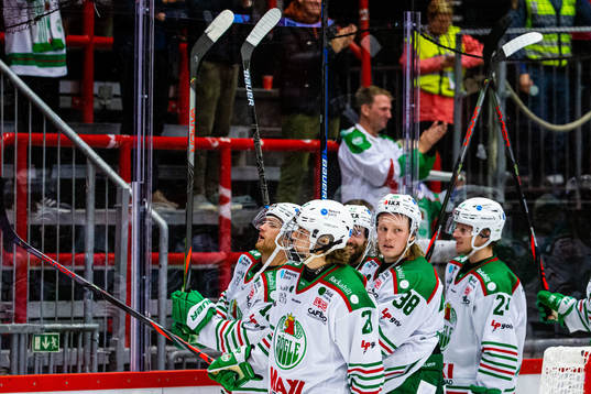 Rögles spelare jublar med publiken