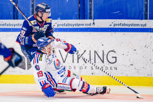 Oskarshamns Tyler Kelleher faller