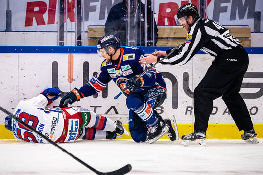 Oskarshamns Oskar Nilsson och Växjös Brendan Shinnimin