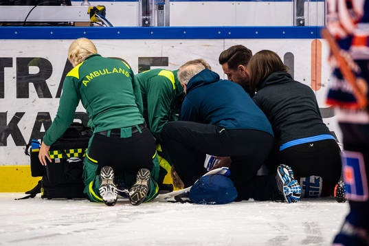 Oskarshamns Oskar Nilsson får hjälp av ambulanspersonal