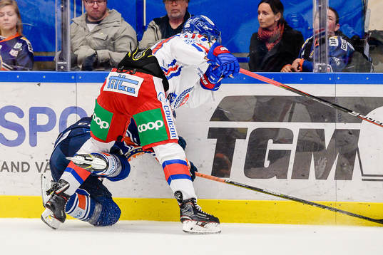 Oskarshamns Filip Sveningsson tacklar Växjös Erik