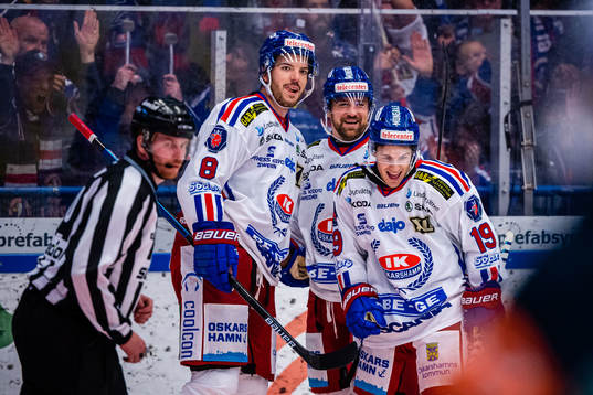 Oskarshamns Simon Despré och Tyler Kelleher jublar