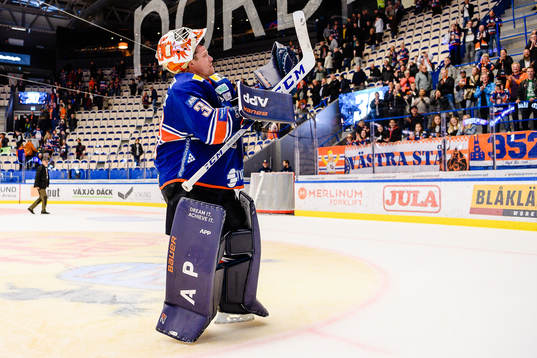 Växjös målvakt Viktor Fasth jublar