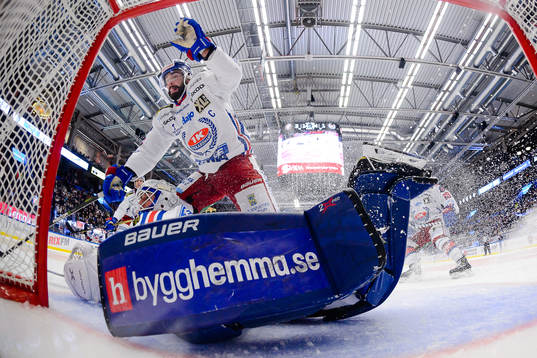 Oskarshamns Oskarshamns Johan Alm krockar med målvakt