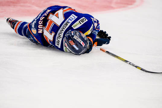 Växjös Ludvig Nilsson blir liggande på isen