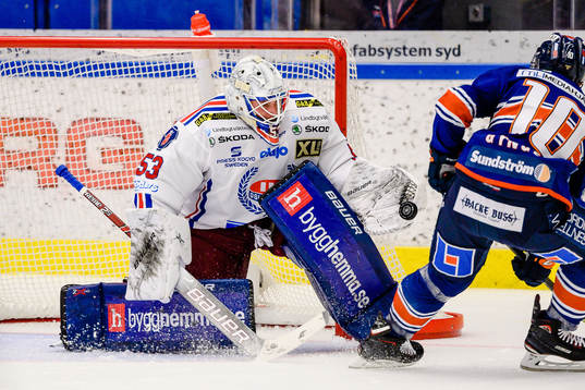 Oskarshamns målvakt Fredrik Pettersson-Wentzel stöter