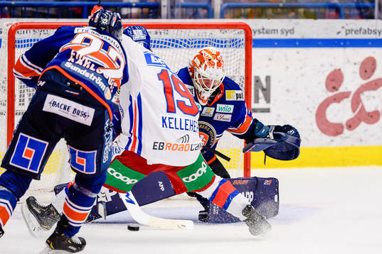Oskarshamns Tyler Kelleher och Växjös målvakt Viktor