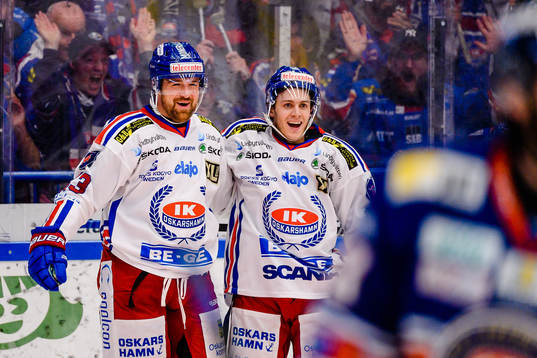 Oskarshamns Nichlas Hardt och Tyler Kelleher jublar