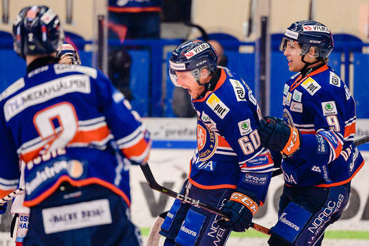 Växjös Erik Josefsson jublar