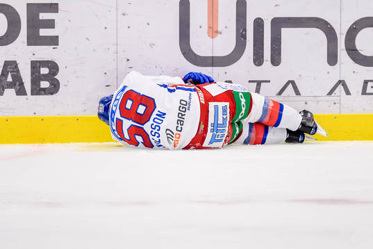 Oskarshamns Oskar Nilsson ligger skadad på isen