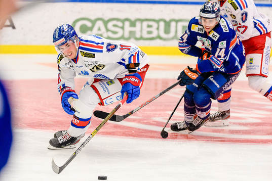 Oskarshamns Joakim Thelin jagas av Växjös Emil Pettersson