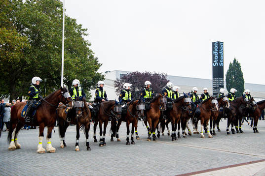 Ridande poliser står uppställda på stadiontorget