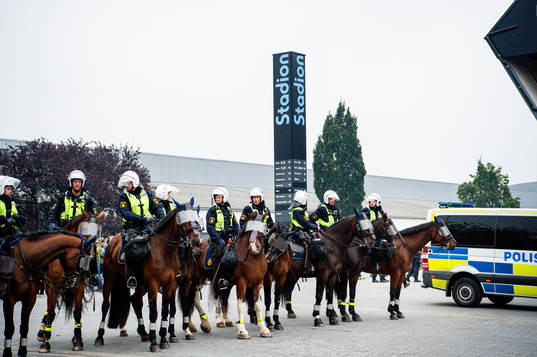 Ridande poliser står uppställda på stadiontorget