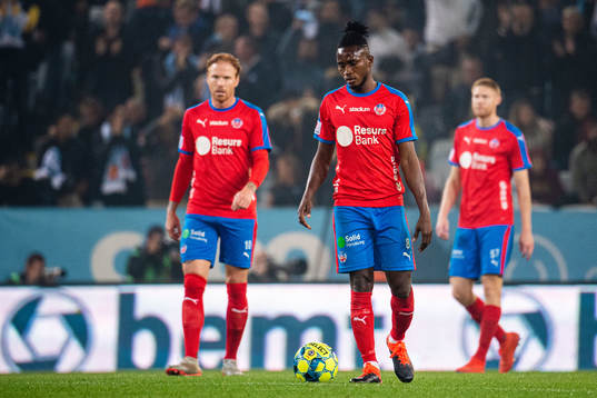 Helsingborgs Mamudu Moro och Alexander Farnerud deppar