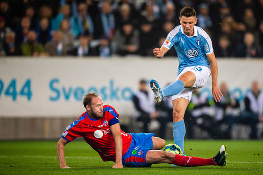 Helsingborgs Andreas Granqvist täcker skott från  Malmö