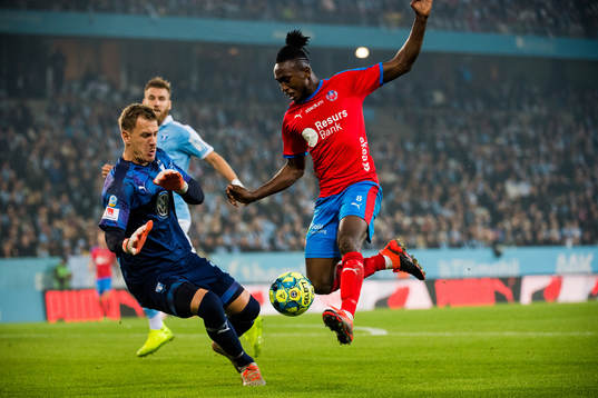 Helsingborgs Mamudu Moro kommer fri mot Malmö FFs Johan
