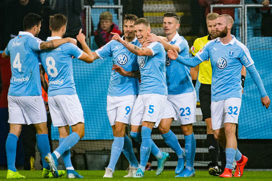Malmö FFs Sören Rieks jublar med Arnór Traustason