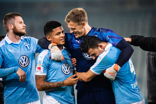 Romain Gall, Johan Dahlin och Behrang Safari kramas