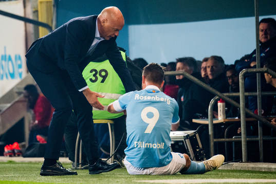 Malmö FFs tränare Uwe Rösler hjälper Markus Rosenberg