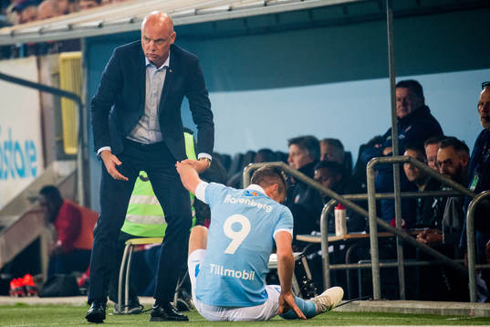 Malmö FFs tränare Uwe Rösler hjälper Markus Rosenberg