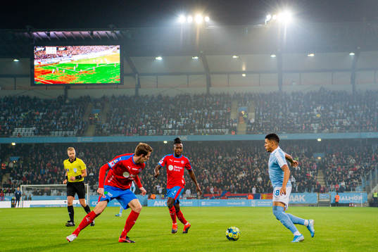 Malmö FFs Romain Gall övervakas av Adam Eriksson och