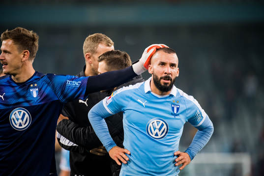 Malmö FFs Guillermo Molins kramas om av Malmö FFs Johan