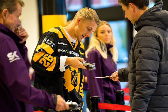 Skellefteås Patrik Norén  tar emot publiken före