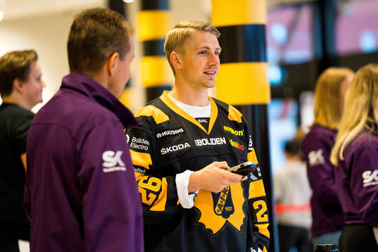 Skellefteås Patrik Norén  tar emot publiken före
