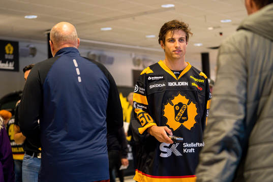 Skellefteås Mantas Armalis tar emot publiken före