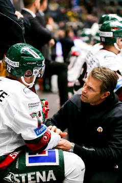 Frölundas Patrik Carlsson fick en smäll på armen