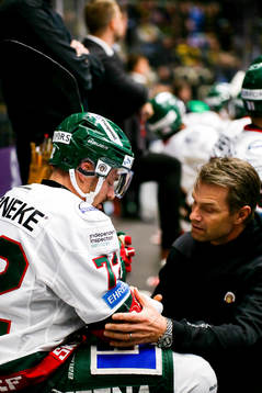Frölundas Patrik Carlsson fick en smäll på armen