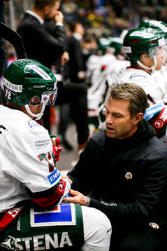 Frölundas Patrik Carlsson fick en smäll på armen