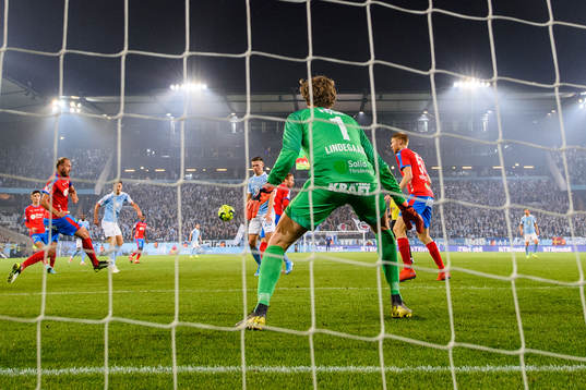 Malmö FFs Markus Rosenberg skjuter in 3-0 målet bakom