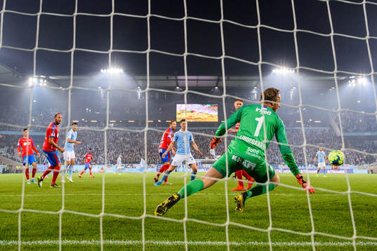 Malmö FFs Markus Rosenberg skjuter in 3-0 målet bakom