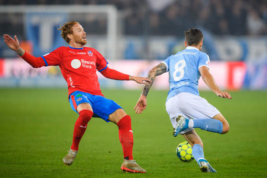 Malmö FFs Arnór Traustason tar sig förbi Helsingborgs