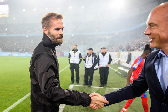Helsingborgs tränare Olof Mellberg hälsar på Malmö FFs