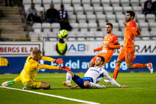 AFC Eskilstunas målvakt Ole Söderberg och IFK