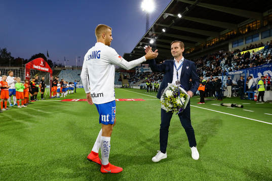 IFK Norrköpings Filip Dagerstål gratuleras av